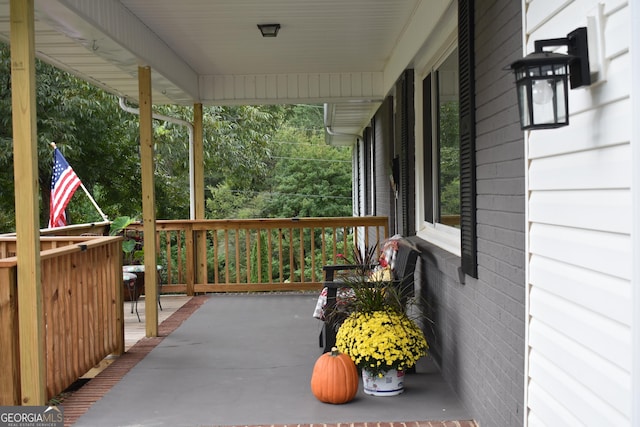 balcony featuring covered porch