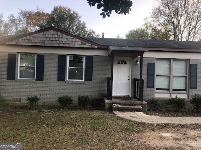 view of front facade featuring a front lawn