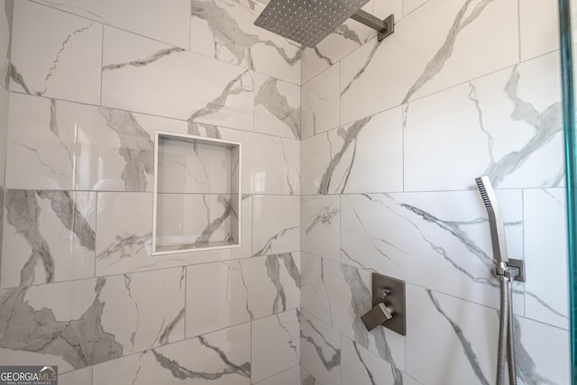 room details featuring a tile shower