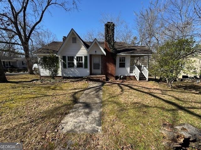 view of front of property featuring covered porch and a front yard