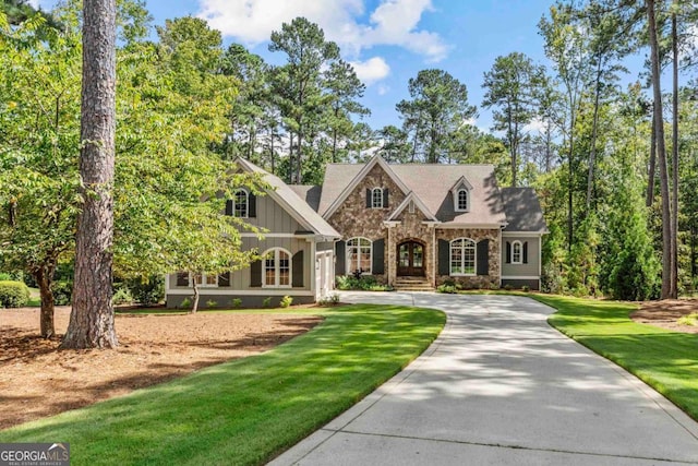 view of front of home featuring a front lawn