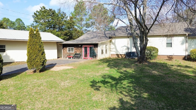 view of front facade featuring a front lawn