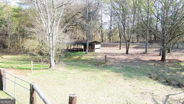 view of yard with an outdoor structure