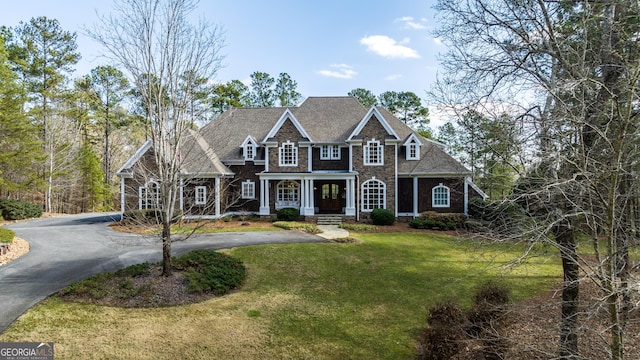 view of front facade featuring a front yard