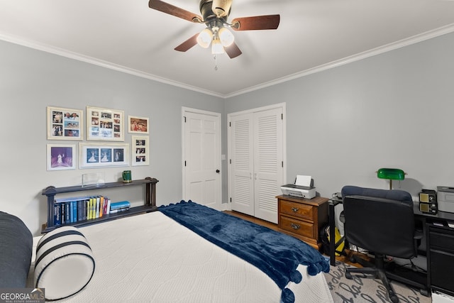 bedroom with crown molding, ceiling fan, and a closet