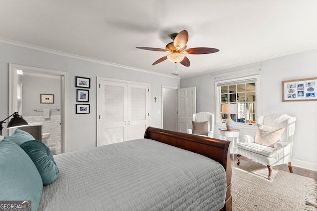 bedroom with connected bathroom, hardwood / wood-style flooring, ceiling fan, crown molding, and a closet