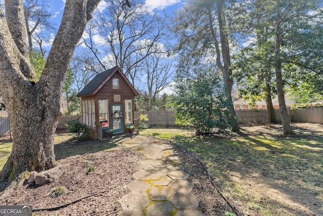 view of yard featuring an outdoor structure