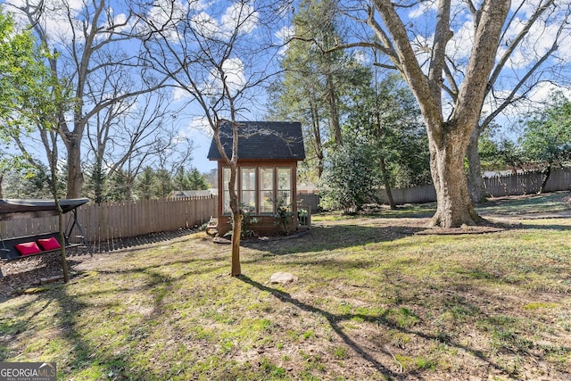 view of yard featuring an outdoor structure