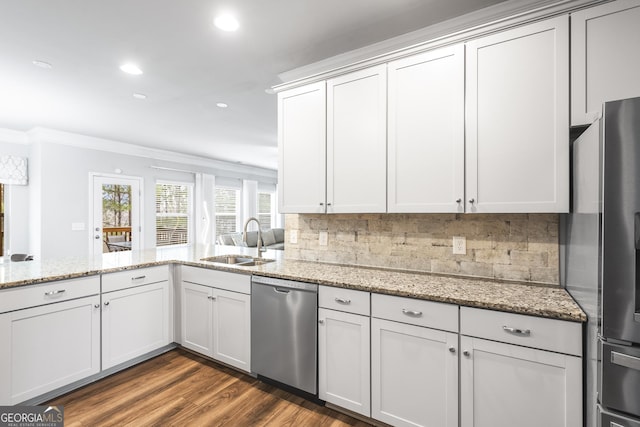 kitchen with a sink, decorative backsplash, dark wood-type flooring, and stainless steel appliances