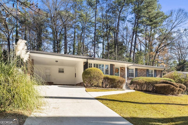 view of front facade featuring a front yard and a carport