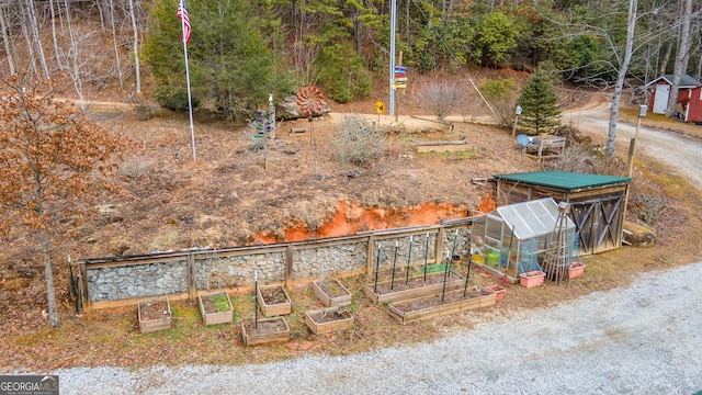 view of yard with an outdoor structure