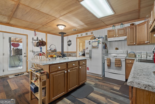 kitchen featuring sink, wood ceiling, white appliances, dark hardwood / wood-style floors, and a center island with sink