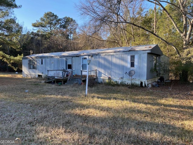 manufactured / mobile home with a front yard