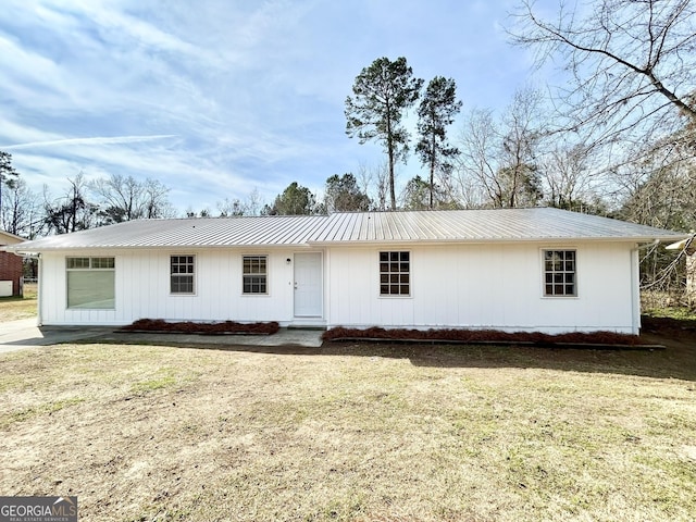 view of front facade featuring a front yard