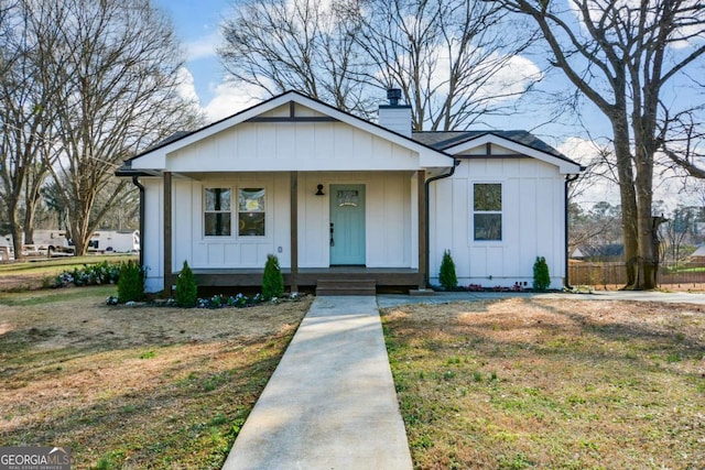 view of front of property with a front yard and covered porch