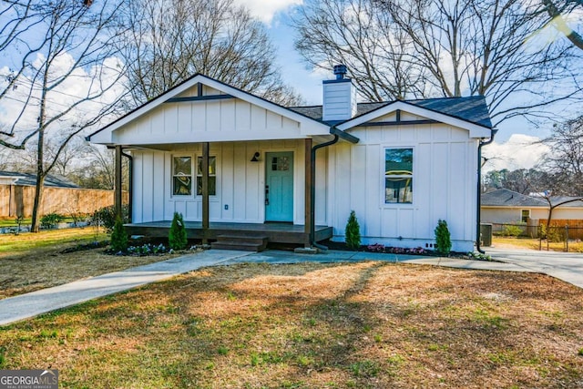 view of front of property with a front lawn and covered porch