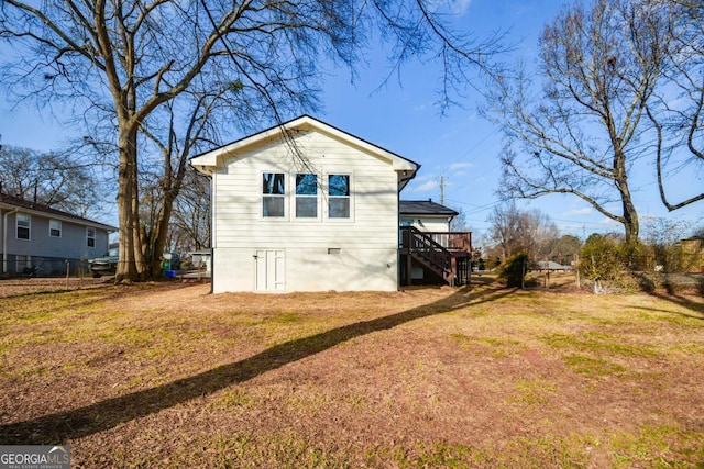 view of side of property featuring a lawn