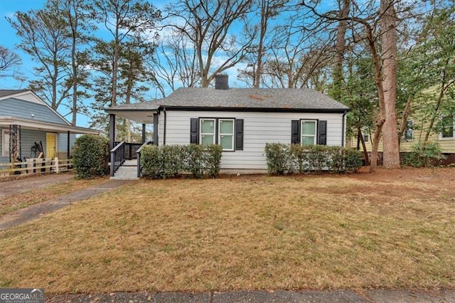 view of front of property featuring a front yard and a porch