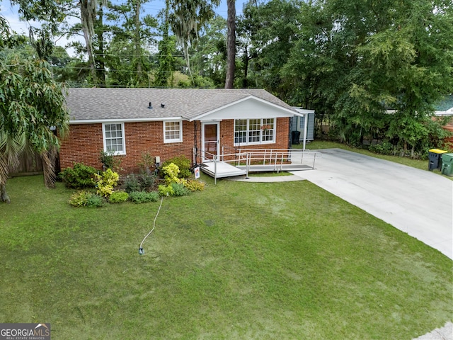 single story home with a front lawn