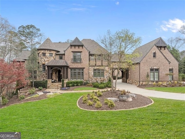 view of front of property featuring a front lawn