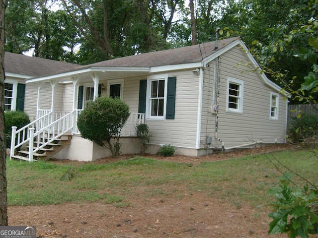 view of front facade with a porch and a front yard