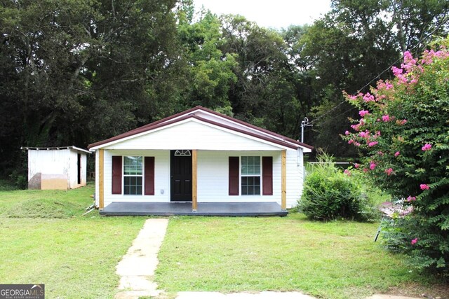 view of front of property featuring a front yard and covered porch