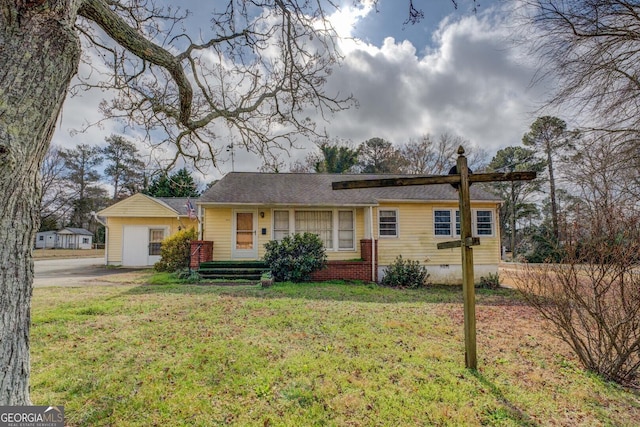 single story home featuring a front yard