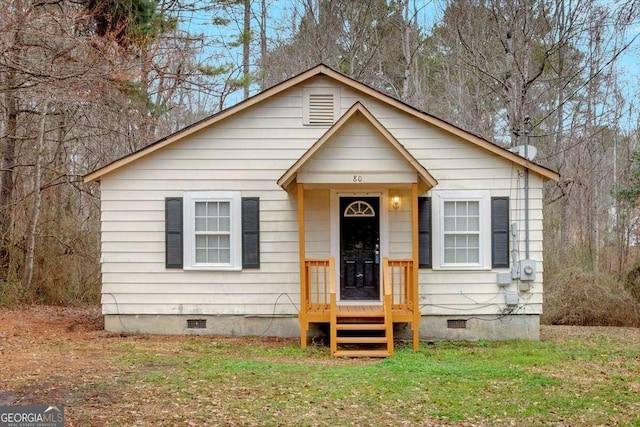 bungalow featuring a front yard