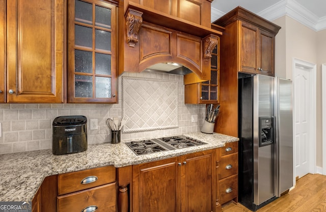 kitchen with light wood-style floors, a center island with sink, a chandelier, stainless steel fridge with ice dispenser, and custom range hood