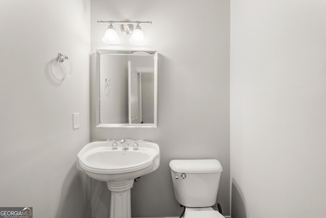 washroom with a sink, cabinet space, and independent washer and dryer