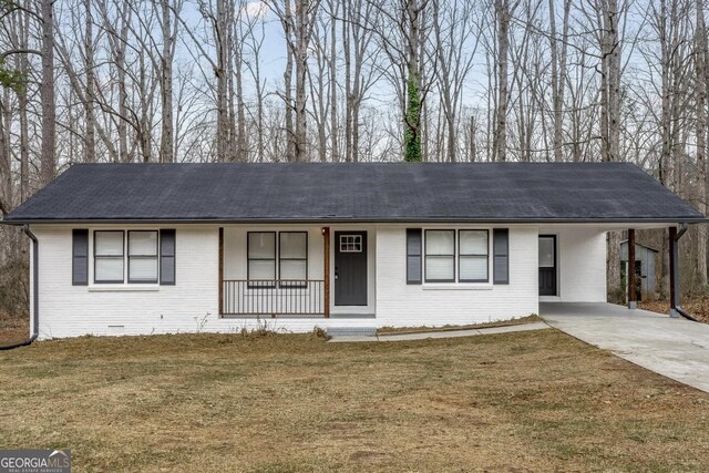 ranch-style house featuring a carport, a porch, and a front yard