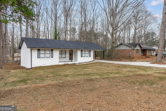 ranch-style home featuring a front yard and covered porch