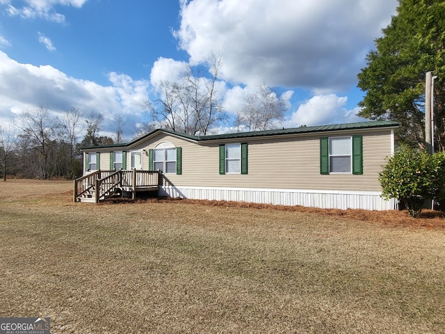 view of front of house with a front lawn