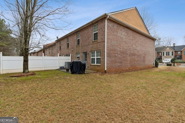 back of house featuring a lawn