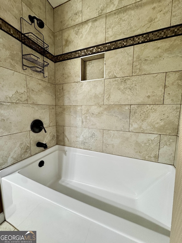 bathroom featuring tiled shower / bath