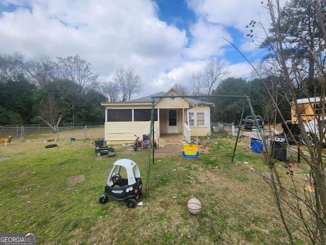 view of front facade featuring a front lawn