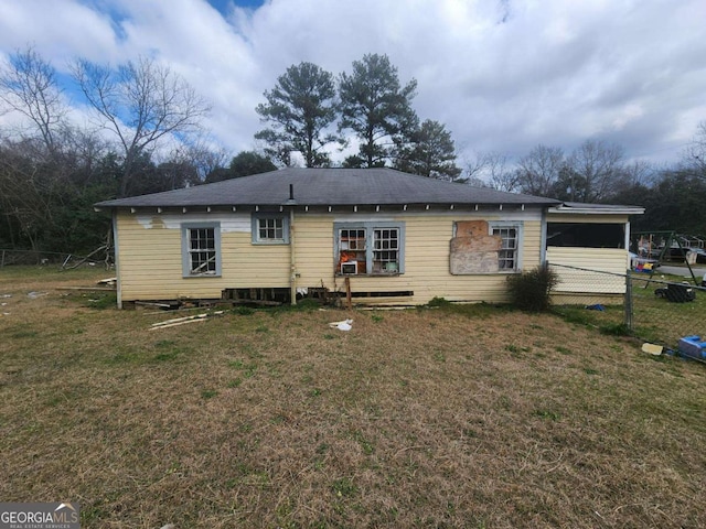 view of front of home with a front lawn