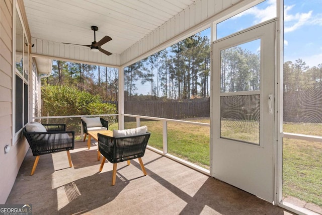 sunroom with ceiling fan