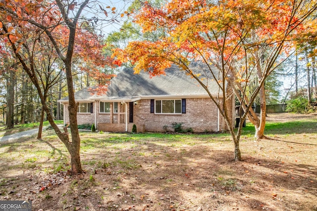 view of front of home featuring a front yard