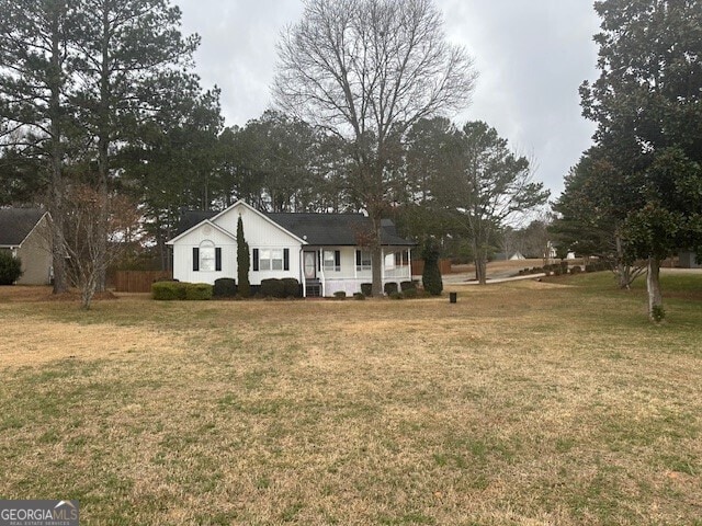 view of front facade featuring a front yard