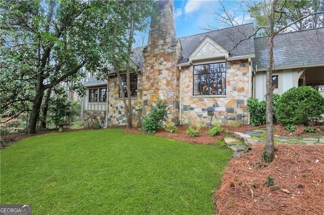 view of front of house with a front lawn