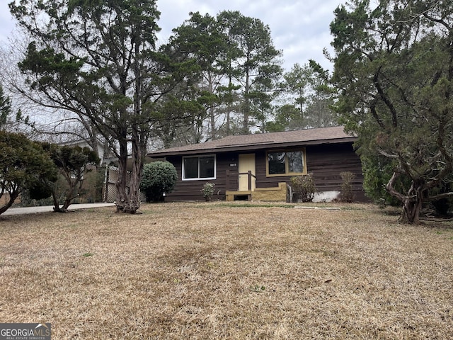 single story home with a front yard