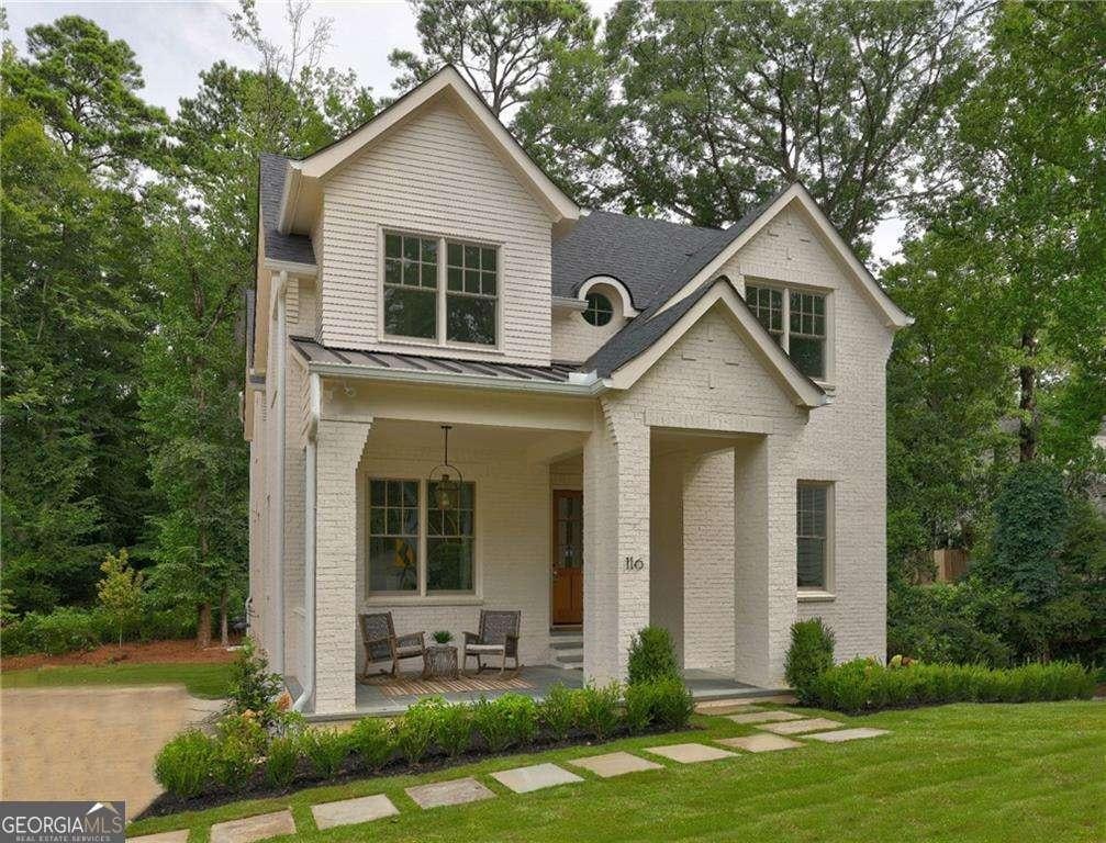 view of front facade with covered porch and a front lawn