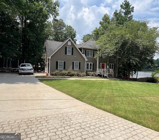 view of front of house featuring a front lawn