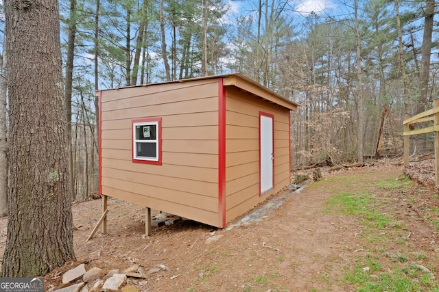 view of outdoor structure with an outbuilding