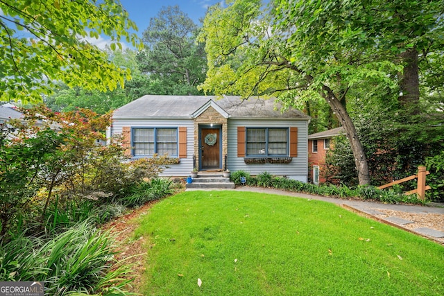 view of front of property featuring a front yard