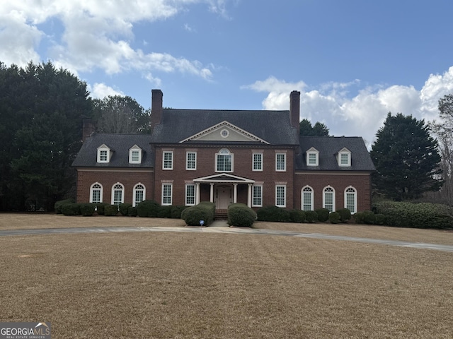 view of front of home featuring a front lawn