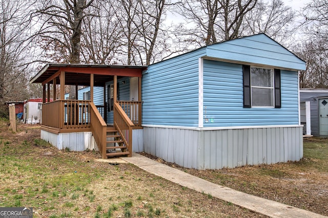 view of side of property featuring a yard