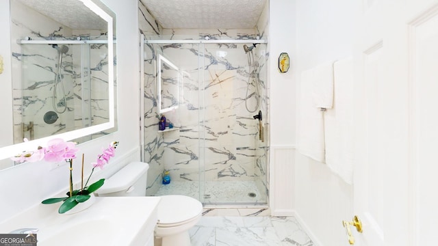 bathroom featuring a shower with shower door, toilet, and a textured ceiling