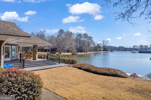 view of yard featuring a water view